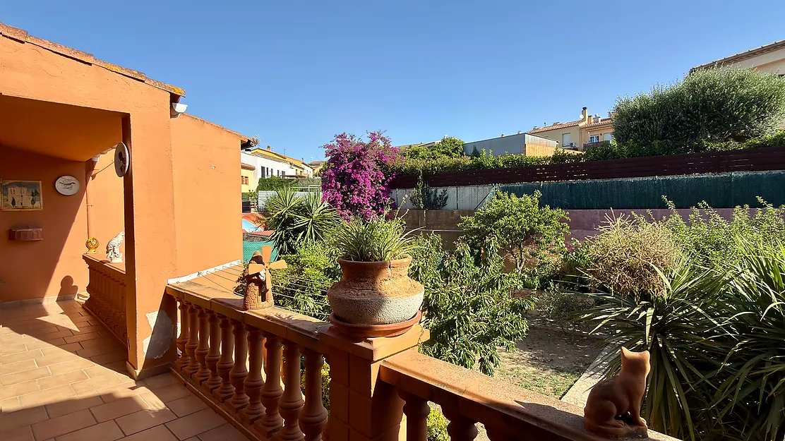 AMPLIA VIVIENDA CON JARDÍN, GARAJE A UN PASO DEL CENTRO DE PALAFRUGELL