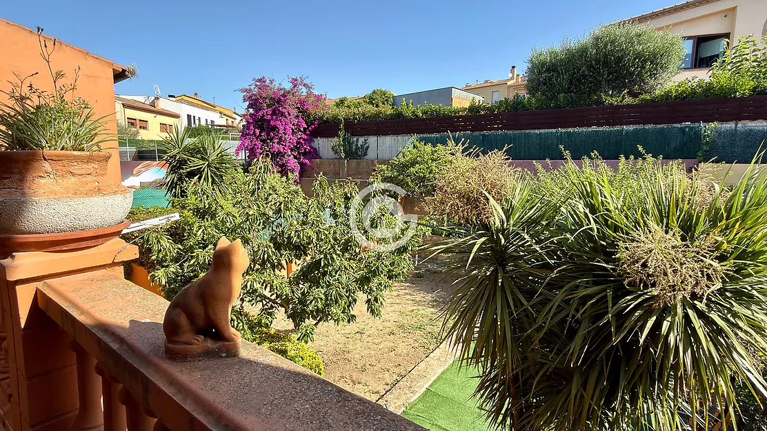AMPLIA VIVIENDA CON JARDÍN, GARAJE A UN PASO DEL CENTRO DE PALAFRUGELL