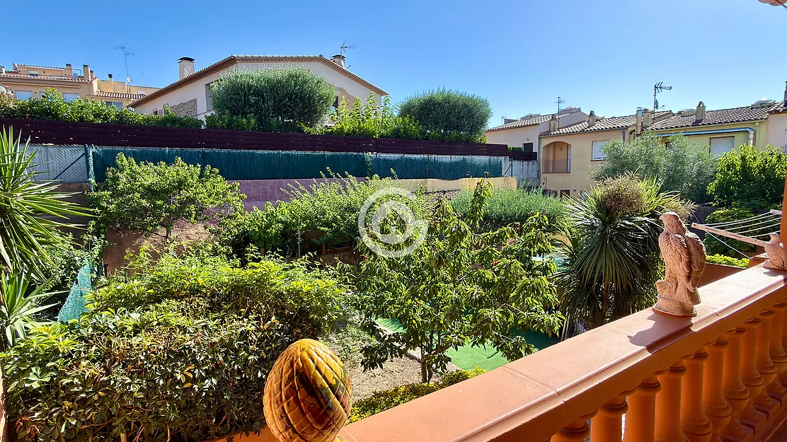 AMPLIA VIVIENDA CON JARDÍN, GARAJE A UN PASO DEL CENTRO DE PALAFRUGELL