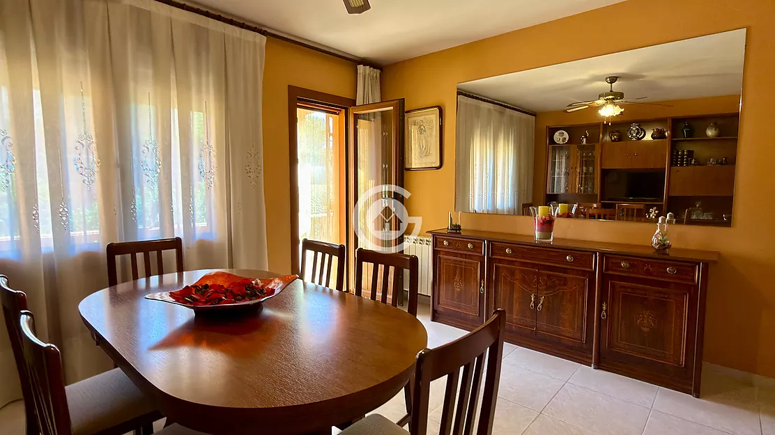 AMPLIA VIVIENDA CON JARDÍN, GARAJE A UN PASO DEL CENTRO DE PALAFRUGELL