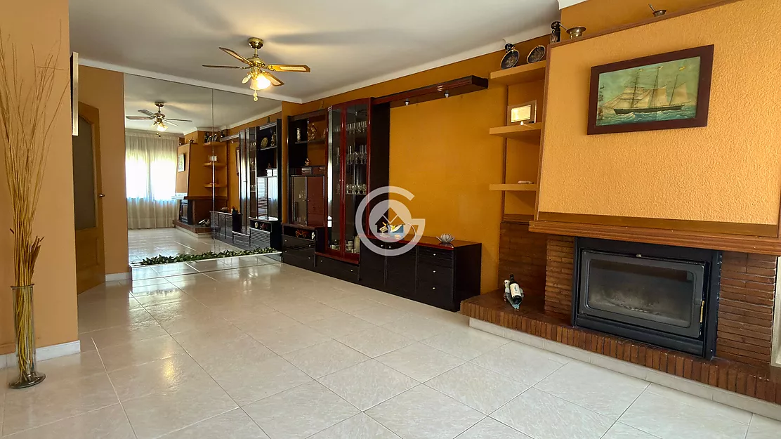AMPLIA VIVIENDA CON JARDÍN, GARAJE A UN PASO DEL CENTRO DE PALAFRUGELL