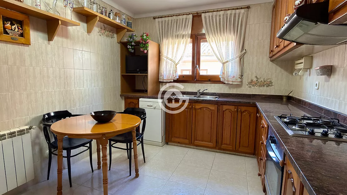 AMPLIA VIVIENDA CON JARDÍN, GARAJE A UN PASO DEL CENTRO DE PALAFRUGELL