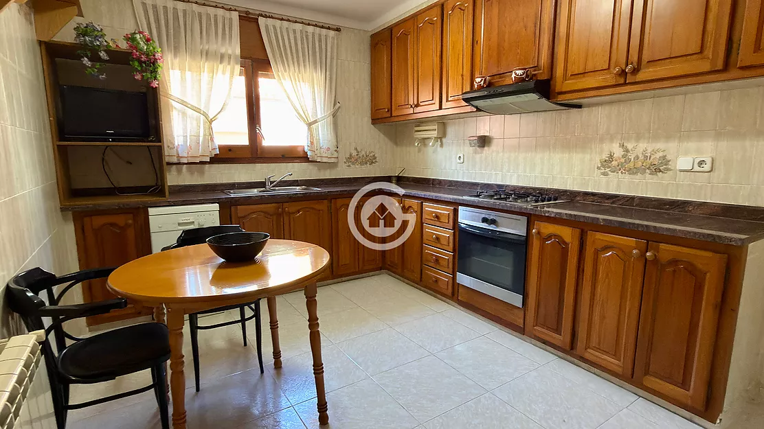 AMPLIA VIVIENDA CON JARDÍN, GARAJE A UN PASO DEL CENTRO DE PALAFRUGELL