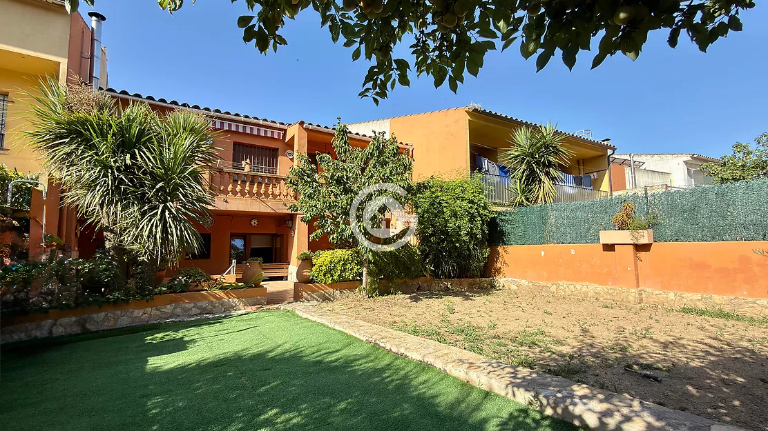 AMPLIA VIVIENDA CON JARDÍN, GARAJE A UN PASO DEL CENTRO DE PALAFRUGELL