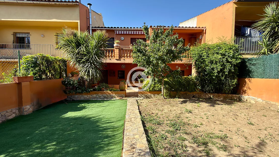 AMPLIA VIVIENDA CON JARDÍN, GARAJE A UN PASO DEL CENTRO DE PALAFRUGELL