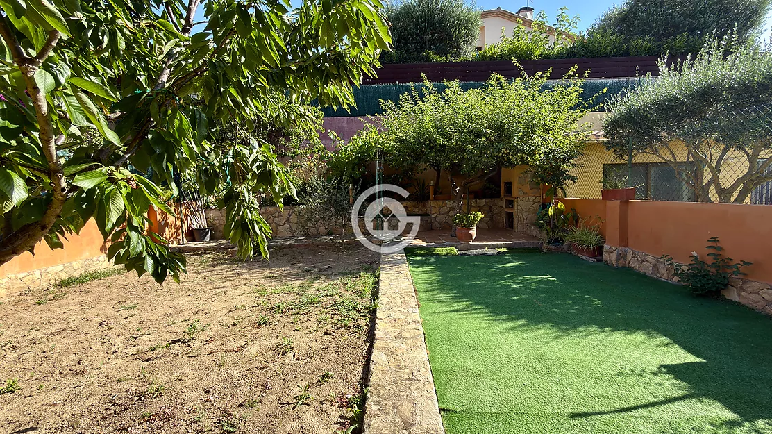 AMPLIA VIVIENDA CON JARDÍN, GARAJE A UN PASO DEL CENTRO DE PALAFRUGELL