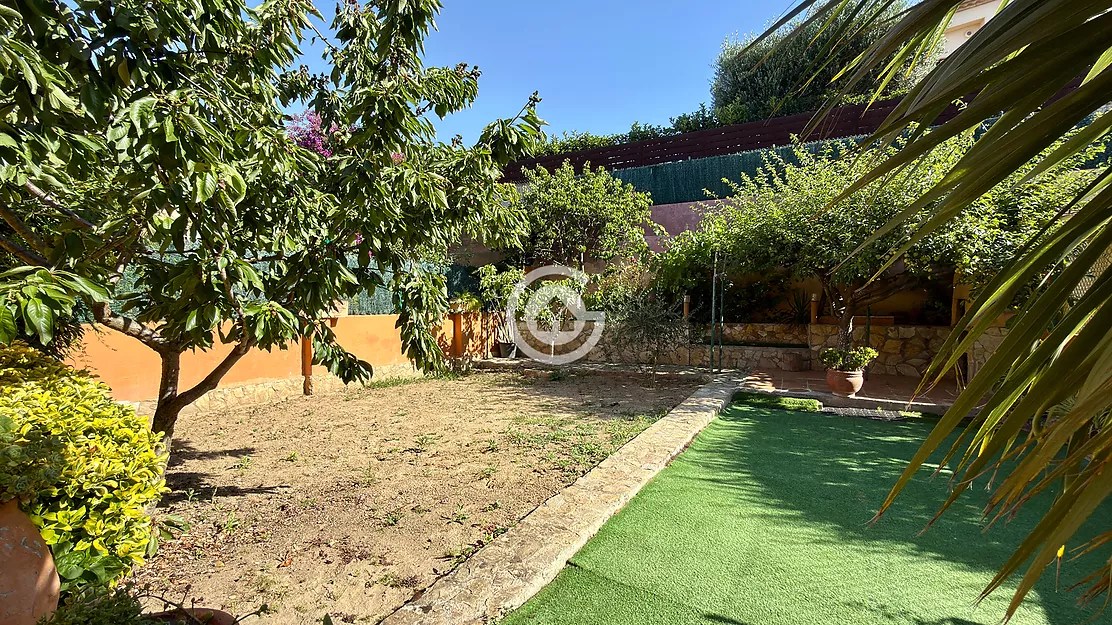 AMPLIA VIVIENDA CON JARDÍN, GARAJE A UN PASO DEL CENTRO DE PALAFRUGELL