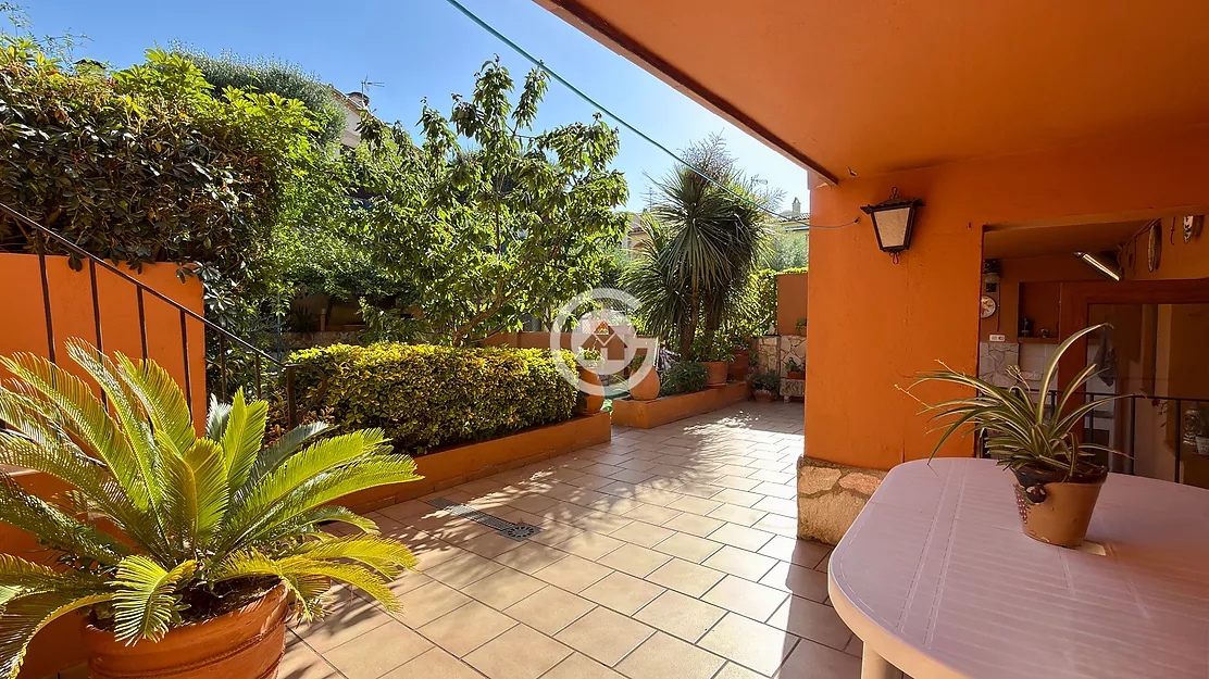 AMPLIA VIVIENDA CON JARDÍN, GARAJE A UN PASO DEL CENTRO DE PALAFRUGELL