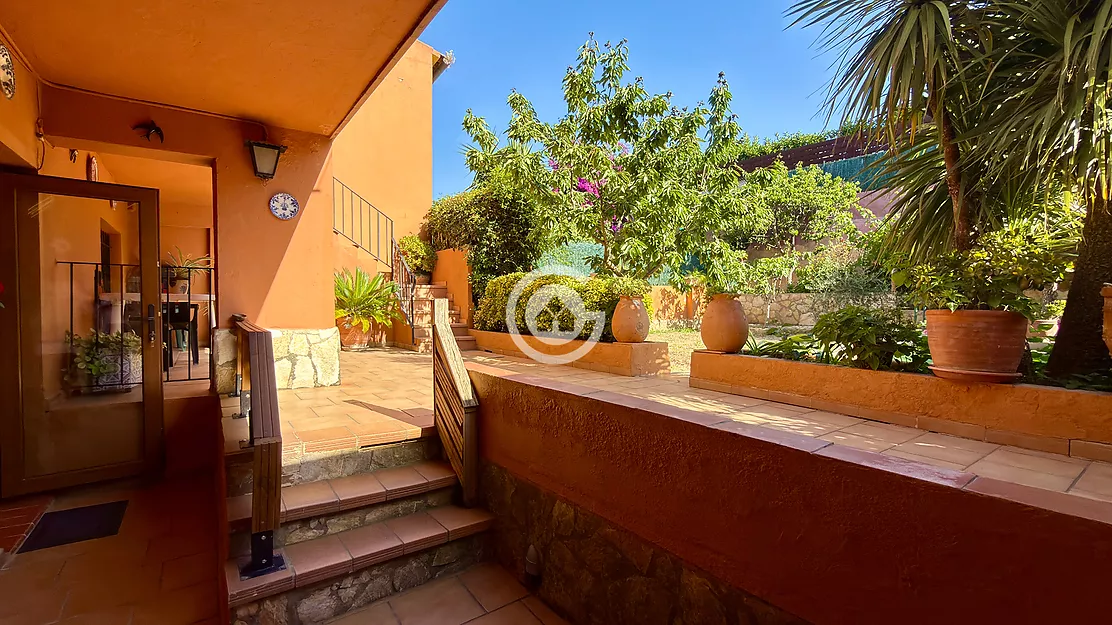 AMPLIA VIVIENDA CON JARDÍN, GARAJE A UN PASO DEL CENTRO DE PALAFRUGELL