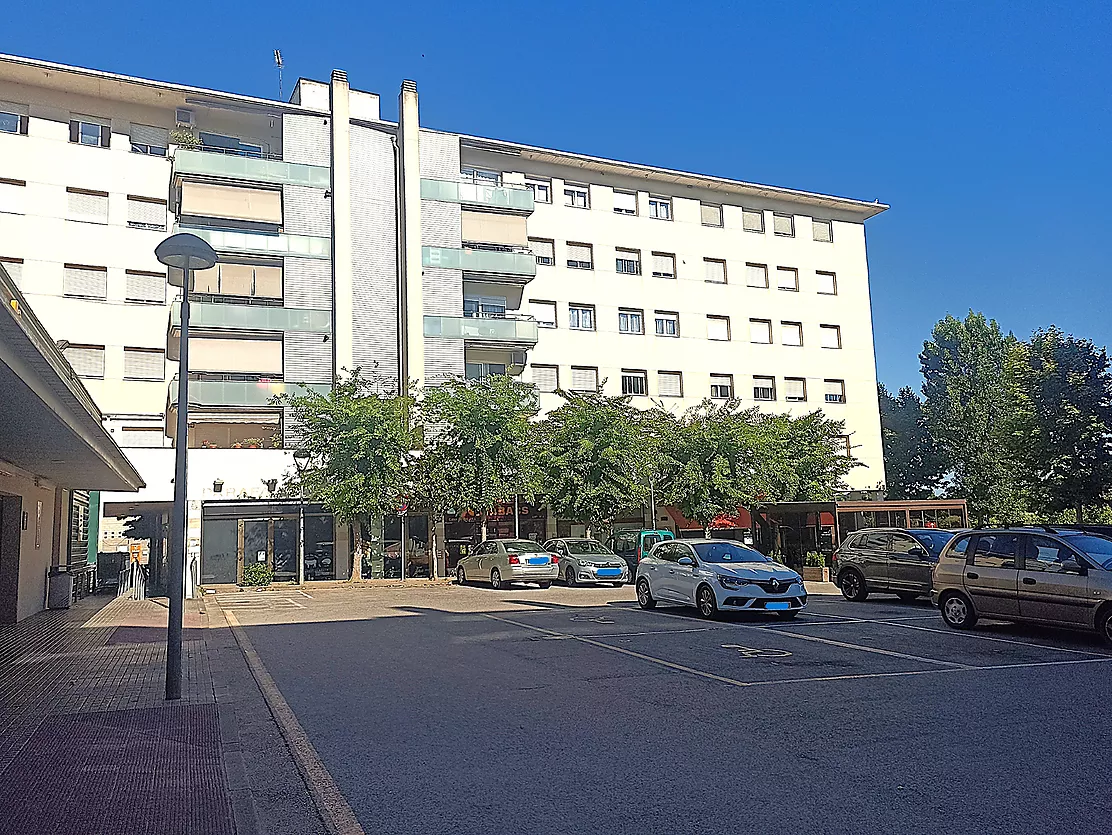 Excellent appartement en attique avec terrasse, ascenseur et place de parking.