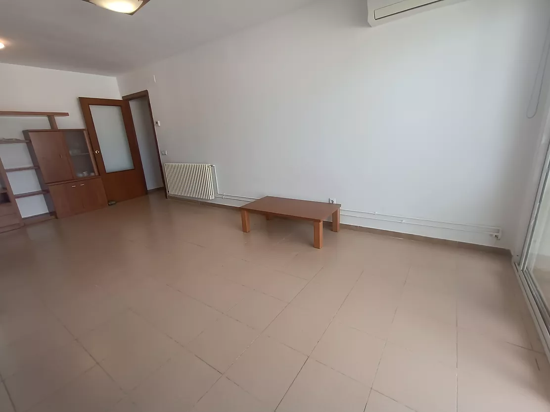 Excellent appartement en attique avec terrasse, ascenseur et place de parking.