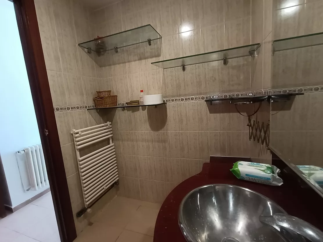 Excellent appartement en attique avec terrasse, ascenseur et place de parking.