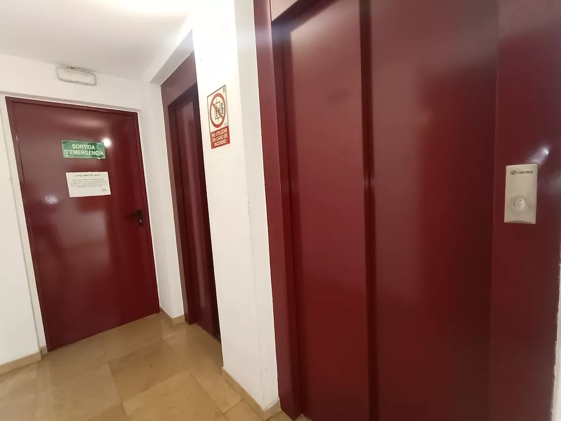 Excellent appartement en attique avec terrasse, ascenseur et place de parking.