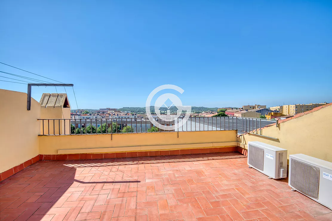 Maison mitoyenne avec deux places de parking, de grandes terrasses et un excellent emplacement.