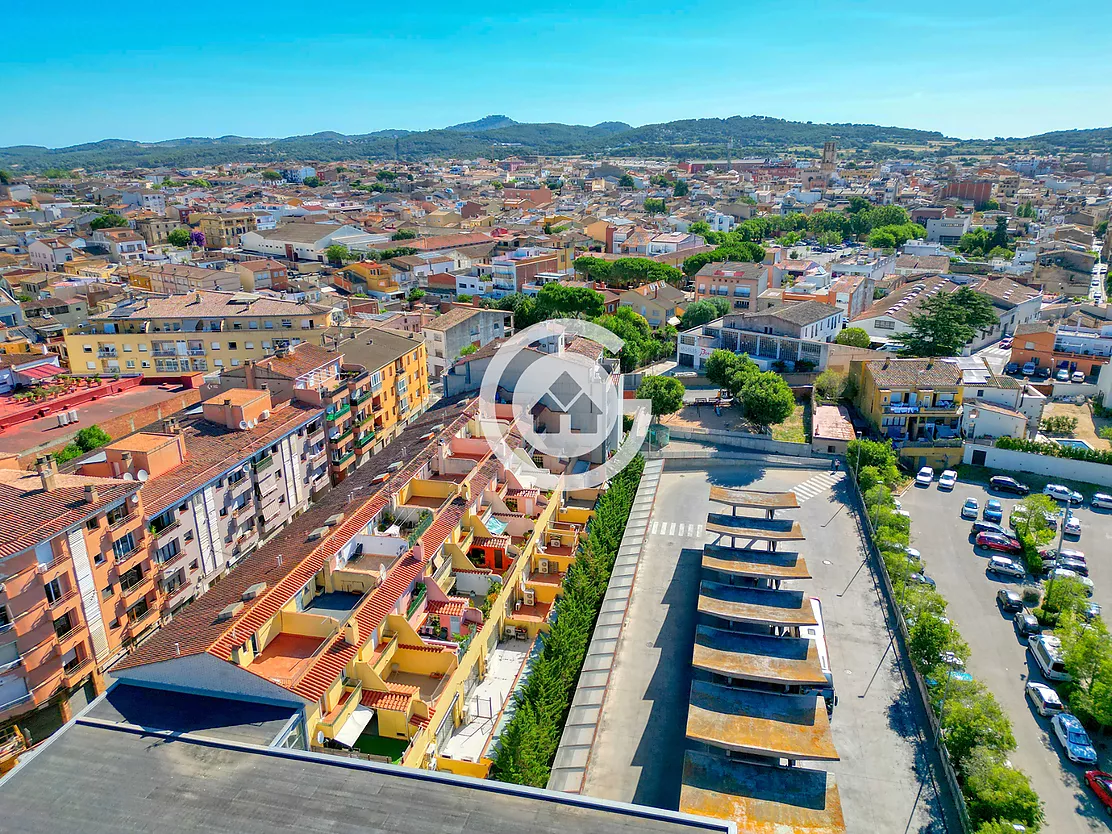 Maison mitoyenne avec deux places de parking, de grandes terrasses et un excellent emplacement.