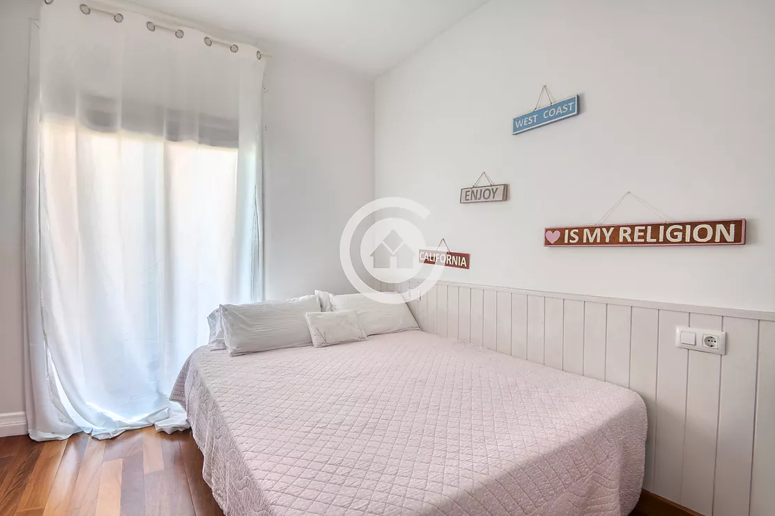 Maison mitoyenne avec deux places de parking, de grandes terrasses et un excellent emplacement.