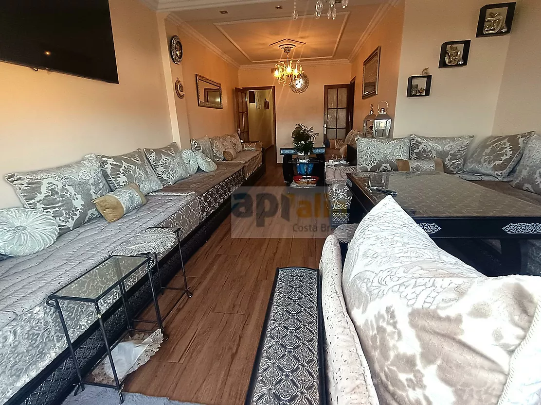 Appartement avec terrasse, ascenseur et parking.