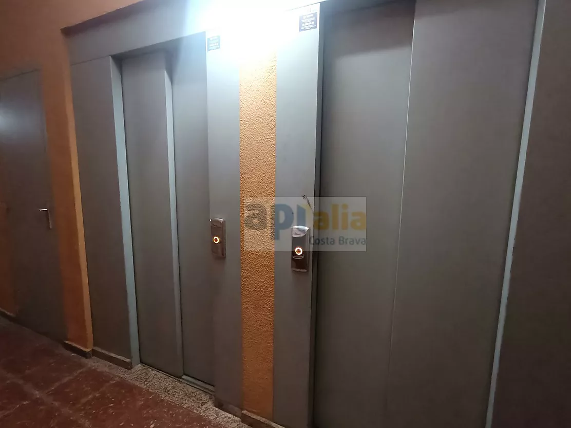 Appartement avec terrasse, ascenseur et parking.