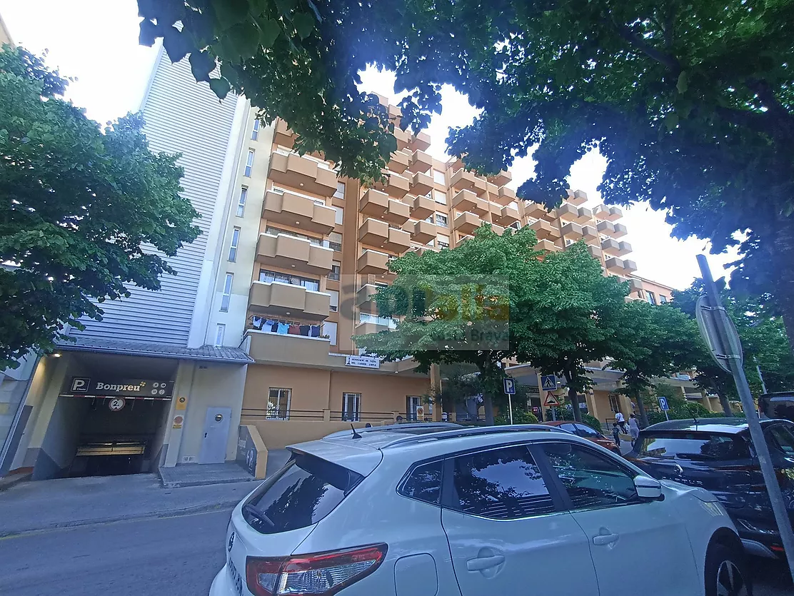 Appartement avec terrasse, ascenseur et parking.