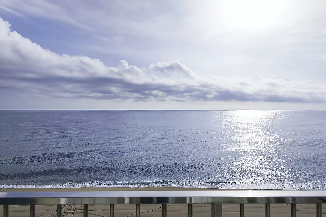Un appartement en première ligne de mer avec une vue exceptionnelle et une licence touristique