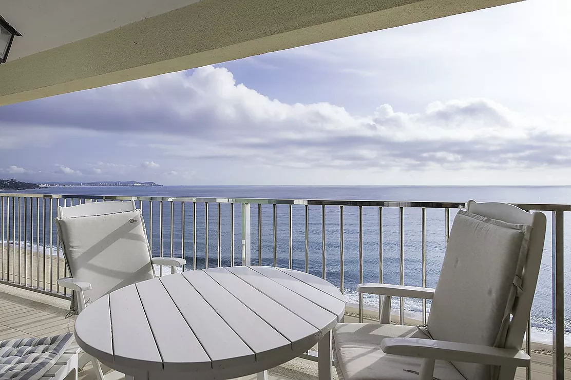 Un appartement en première ligne de mer avec une vue exceptionnelle et une licence touristique