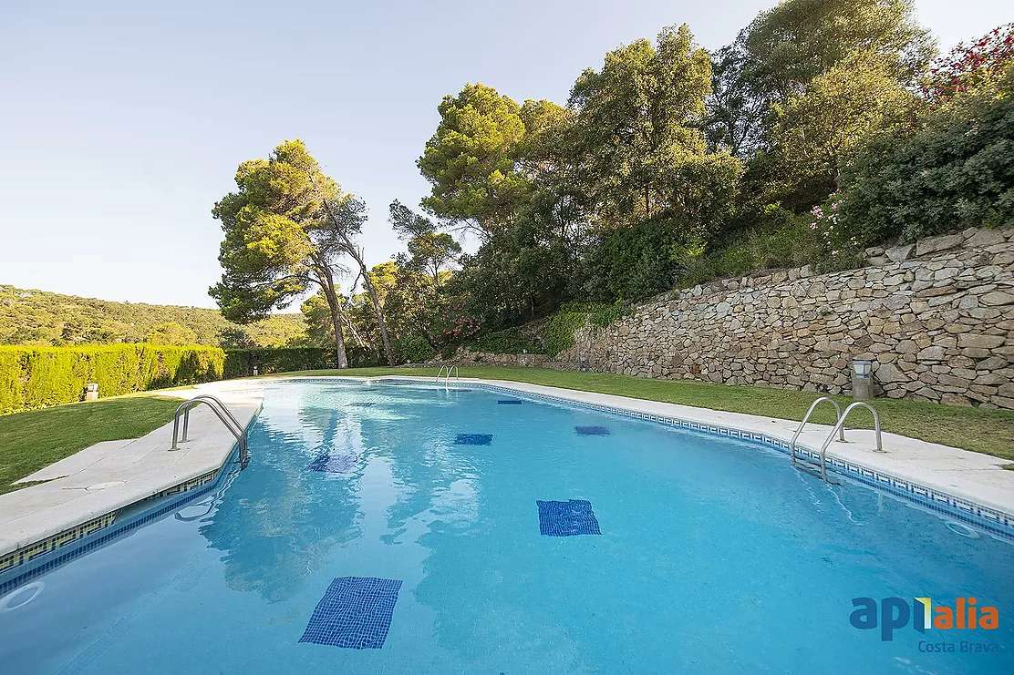 TAMARIU. Exclusivité Apialia Costa Brava. Espace, tranquillité et qualité de vie à seulement 5 minutes à pied de la plage.