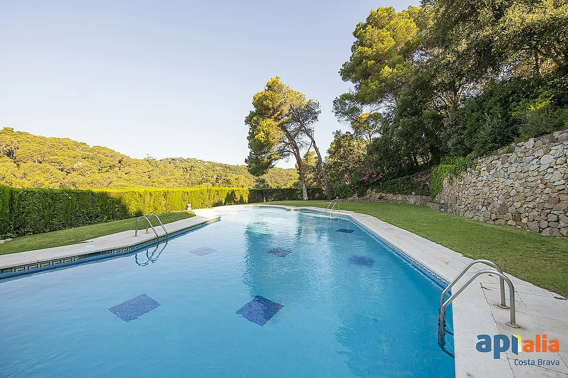TAMARIU. Exclusivité Apialia Costa Brava. Espace, tranquillité et qualité de vie à seulement 5 minutes à pied de la plage.