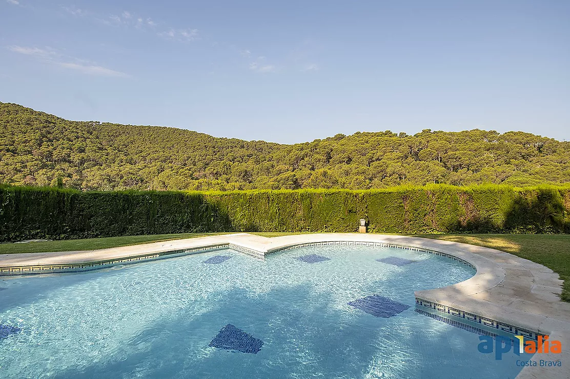 TAMARIU. Exclusivité Apialia Costa Brava. Espace, tranquillité et qualité de vie à seulement 5 minutes à pied de la plage.