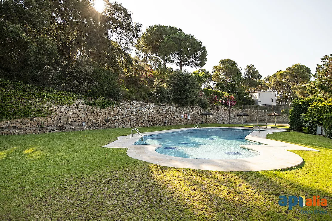 TAMARIU. Exclusivité Apialia Costa Brava. Espace, tranquillité et qualité de vie à seulement 5 minutes à pied de la plage.