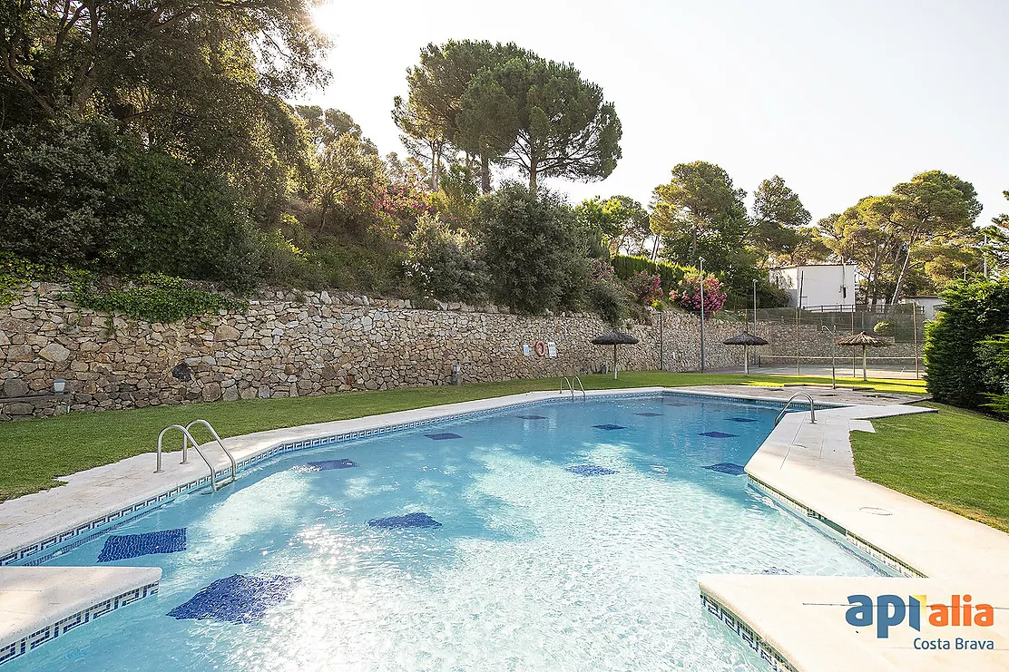 TAMARIU. Exclusivité Apialia Costa Brava. Espace, tranquillité et qualité de vie à seulement 5 minutes à pied de la plage.