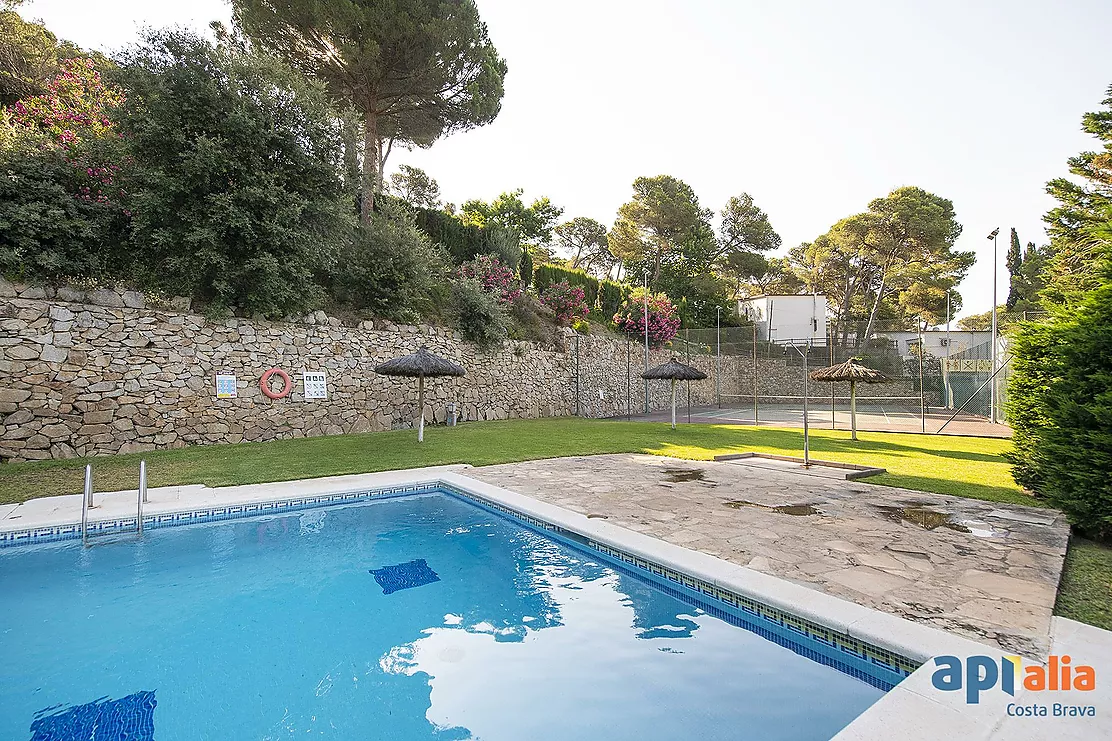 TAMARIU. Exclusivité Apialia Costa Brava. Espace, tranquillité et qualité de vie à seulement 5 minutes à pied de la plage.