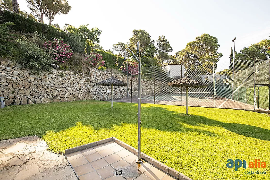 TAMARIU. Exclusivité Apialia Costa Brava. Espace, tranquillité et qualité de vie à seulement 5 minutes à pied de la plage.