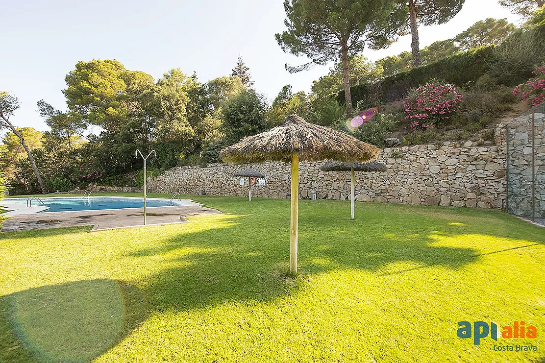 TAMARIU. Exclusivité Apialia Costa Brava. Espace, tranquillité et qualité de vie à seulement 5 minutes à pied de la plage.