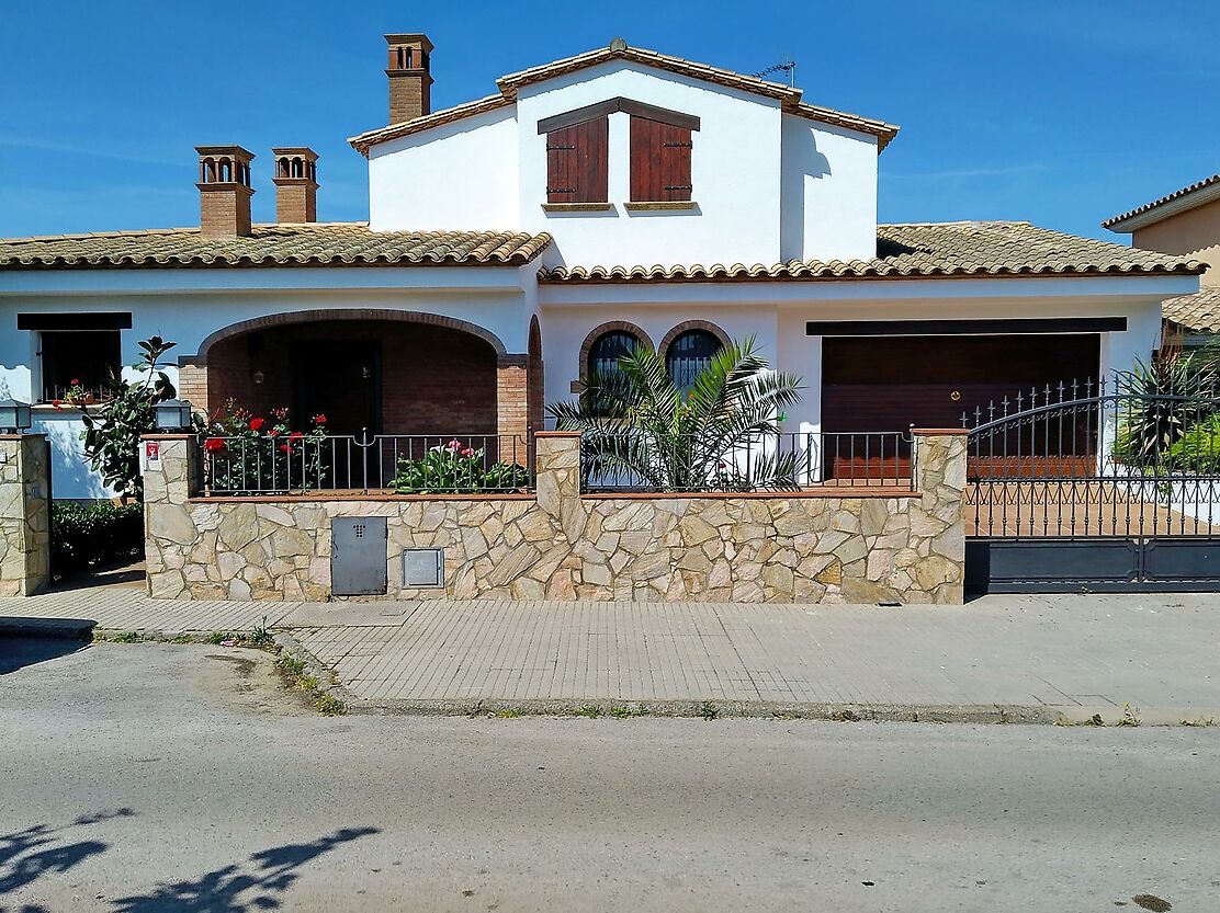 Encantador chalet con detalles que lo hacen diferente, desearás vivir allí todo el año.