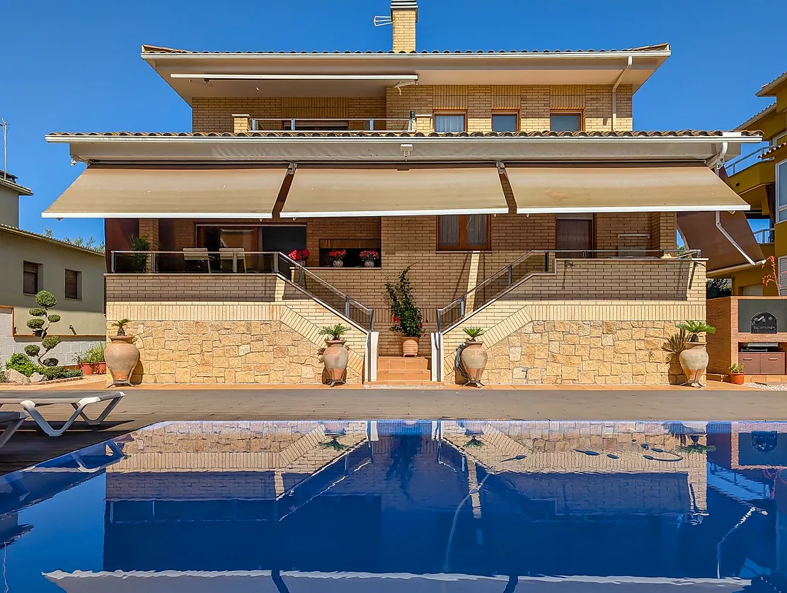 Exclusiva casa de lujo frente al lago de Banyoles con piscina y grandes espacios