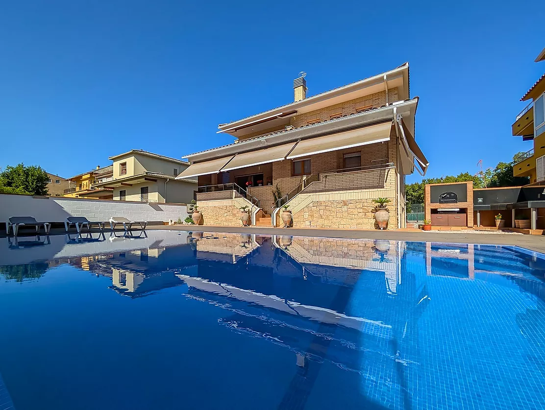 Exclusiva casa de lujo frente al lago de Banyoles con piscina y grandes espacios