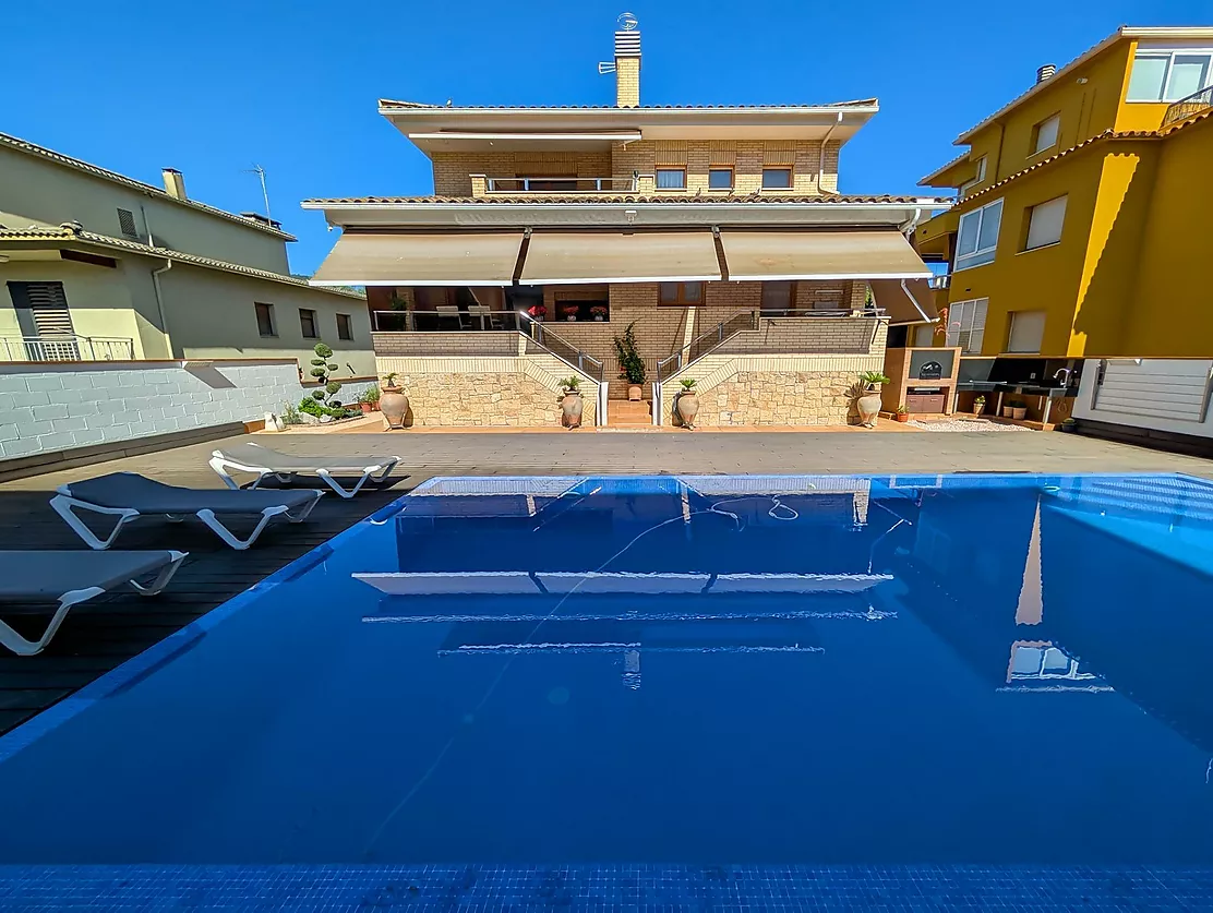 Exclusiva casa de lujo frente al lago de Banyoles con piscina y grandes espacios