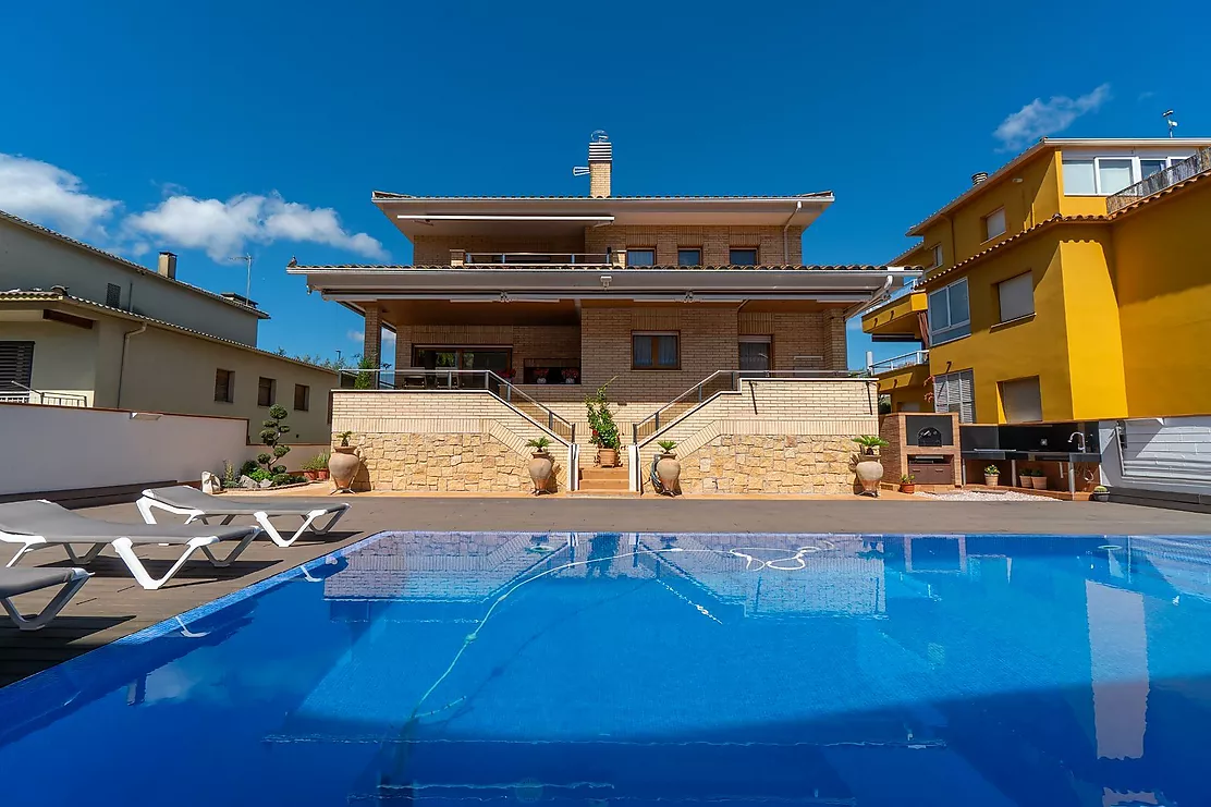 Exclusiva casa de lujo frente al lago de Banyoles con piscina y grandes espacios