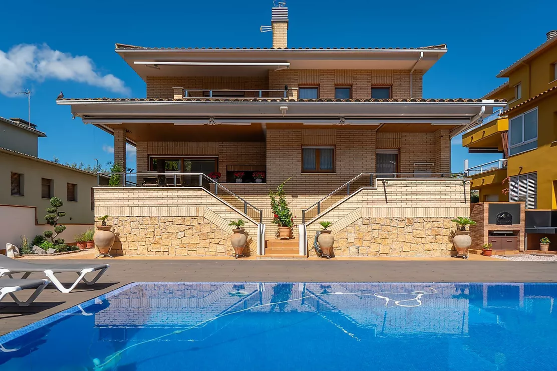 Exclusiva casa de lujo frente al lago de Banyoles con piscina y grandes espacios