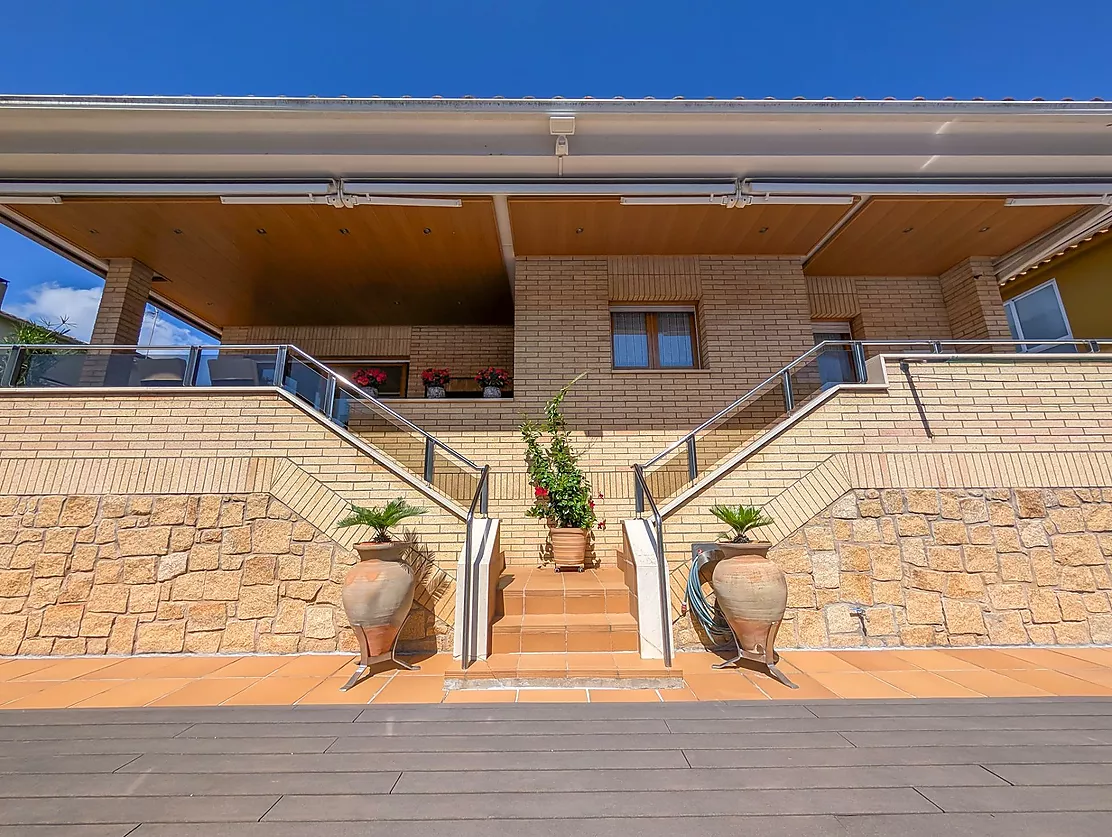Exclusiva casa de lujo frente al lago de Banyoles con piscina y grandes espacios