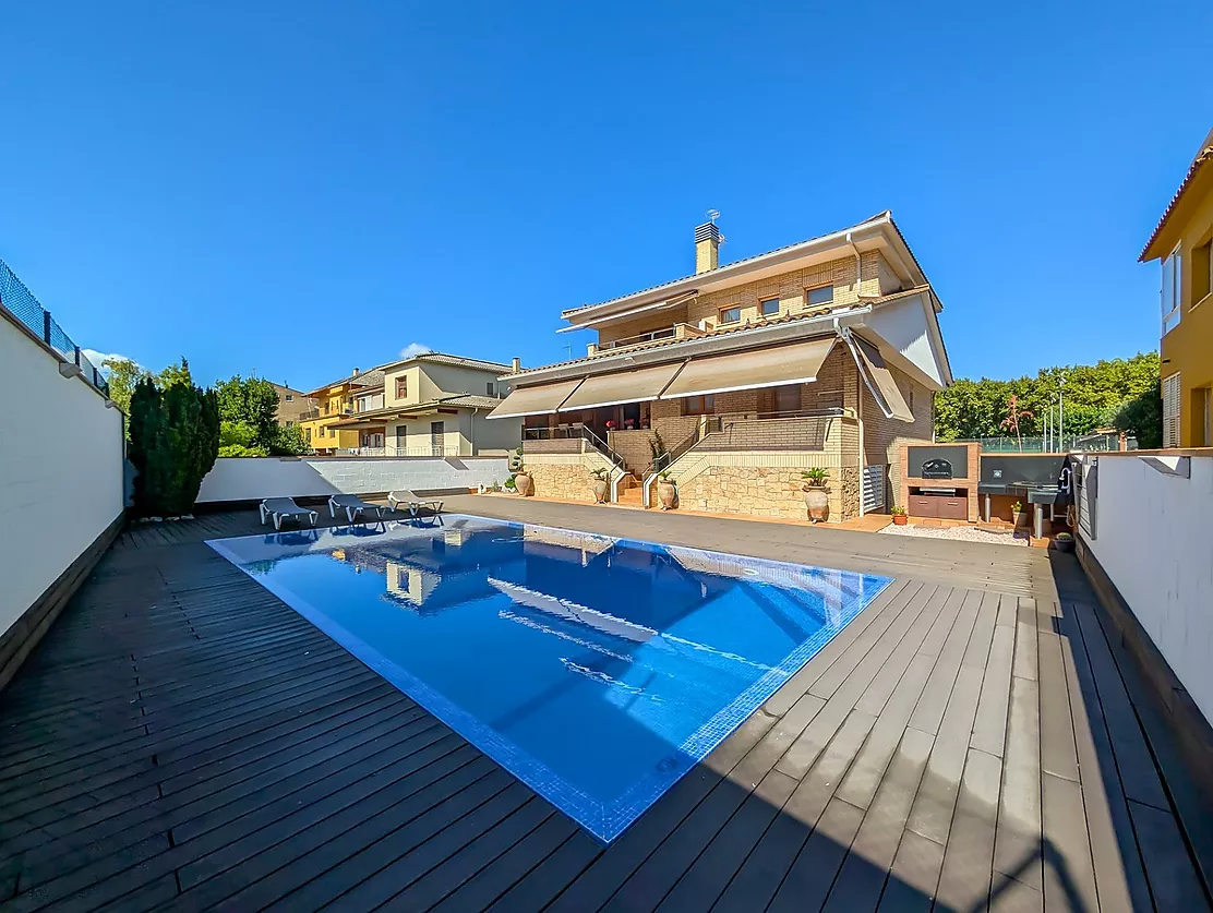 Exclusiva casa de lujo frente al lago de Banyoles con piscina y grandes espacios
