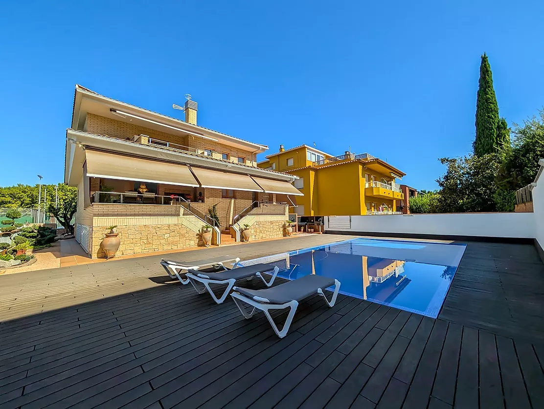 Exclusiva casa de lujo frente al lago de Banyoles con piscina y grandes espacios