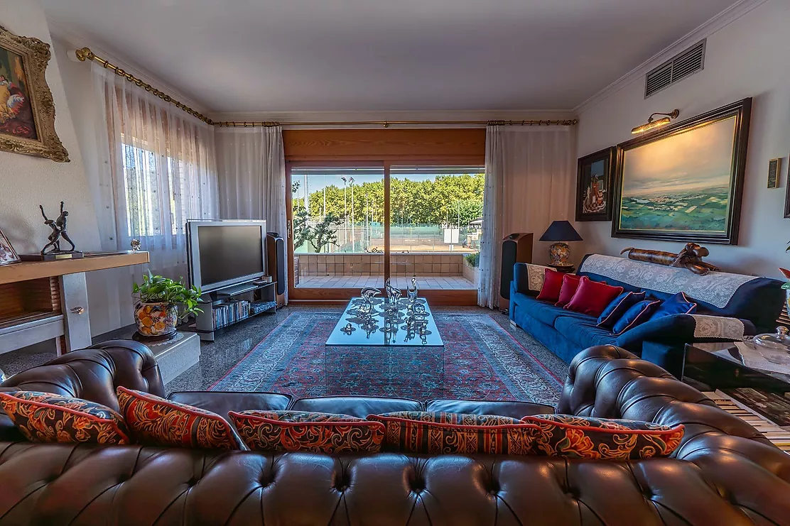 Exclusiva casa de lujo frente al lago de Banyoles con piscina y grandes espacios