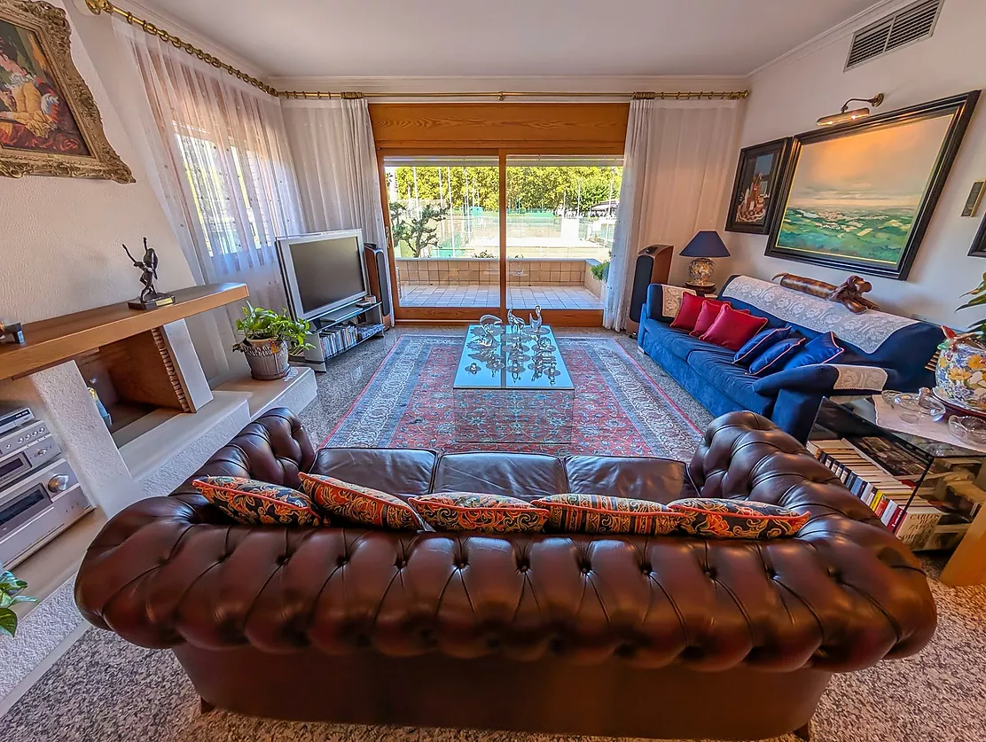 Exclusiva casa de lujo frente al lago de Banyoles con piscina y grandes espacios