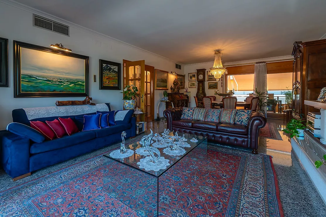 Exclusiva casa de lujo frente al lago de Banyoles con piscina y grandes espacios