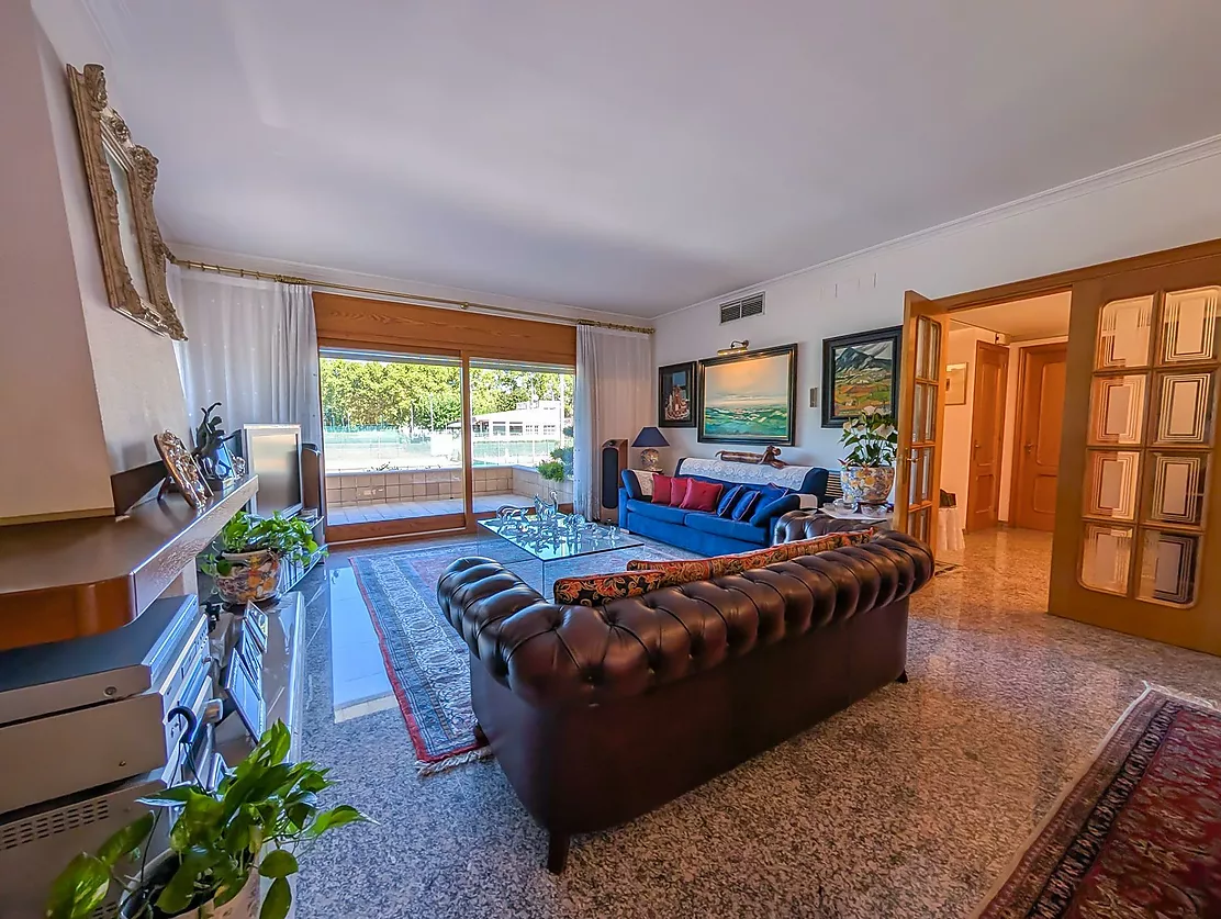 Exclusiva casa de lujo frente al lago de Banyoles con piscina y grandes espacios