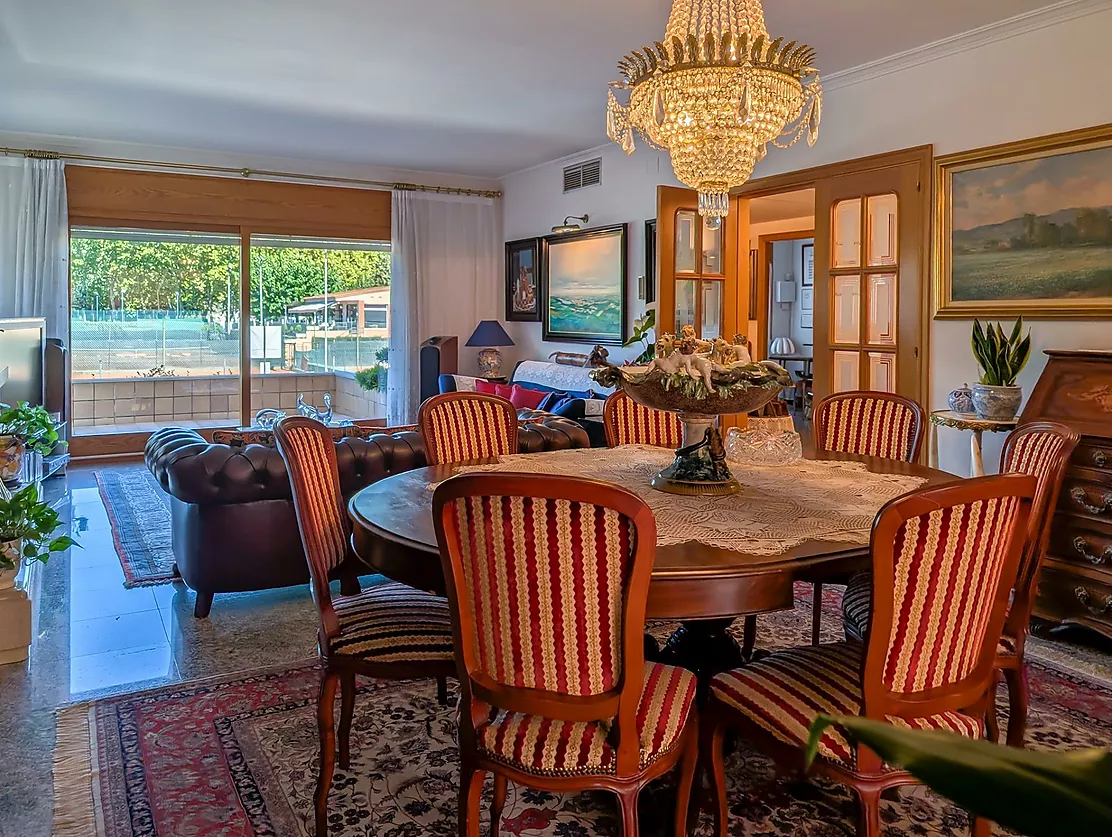 Exclusiva casa de lujo frente al lago de Banyoles con piscina y grandes espacios