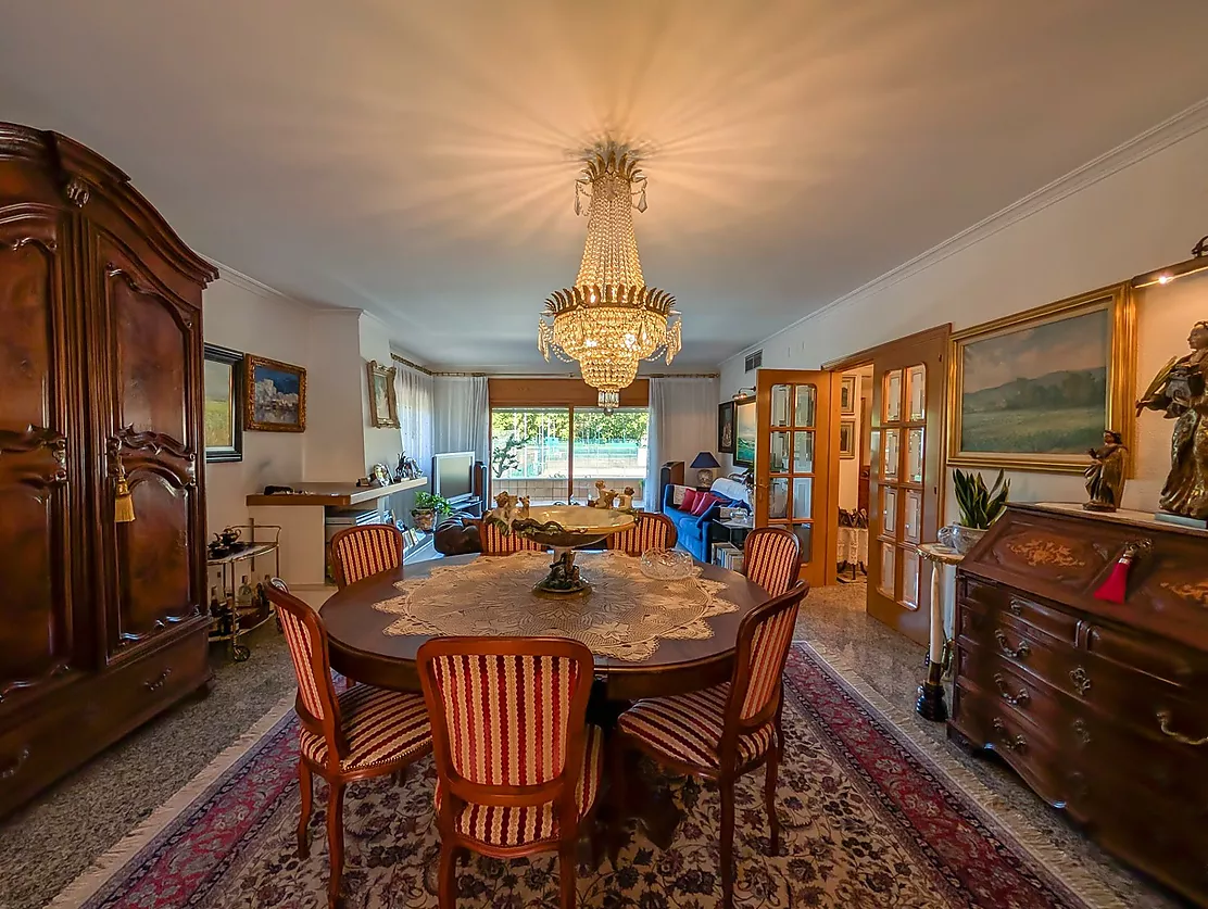 Exclusiva casa de lujo frente al lago de Banyoles con piscina y grandes espacios