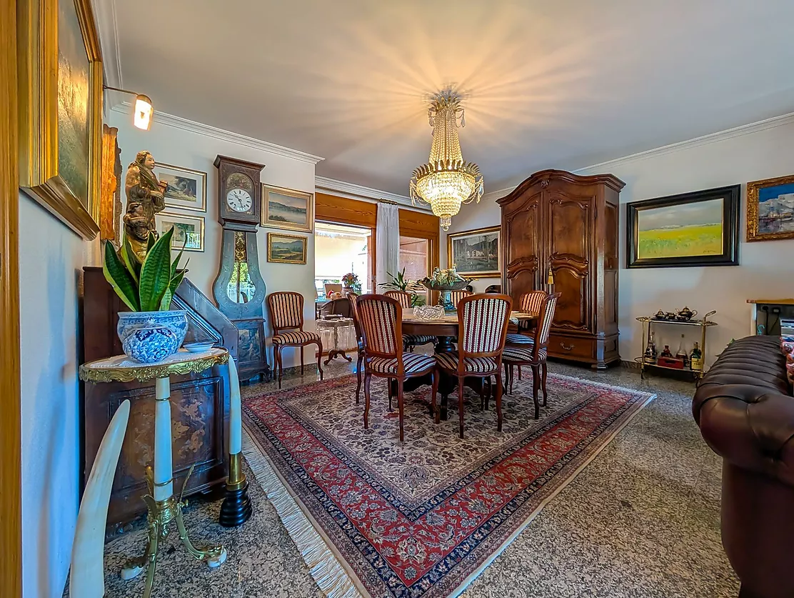 Exclusiva casa de lujo frente al lago de Banyoles con piscina y grandes espacios