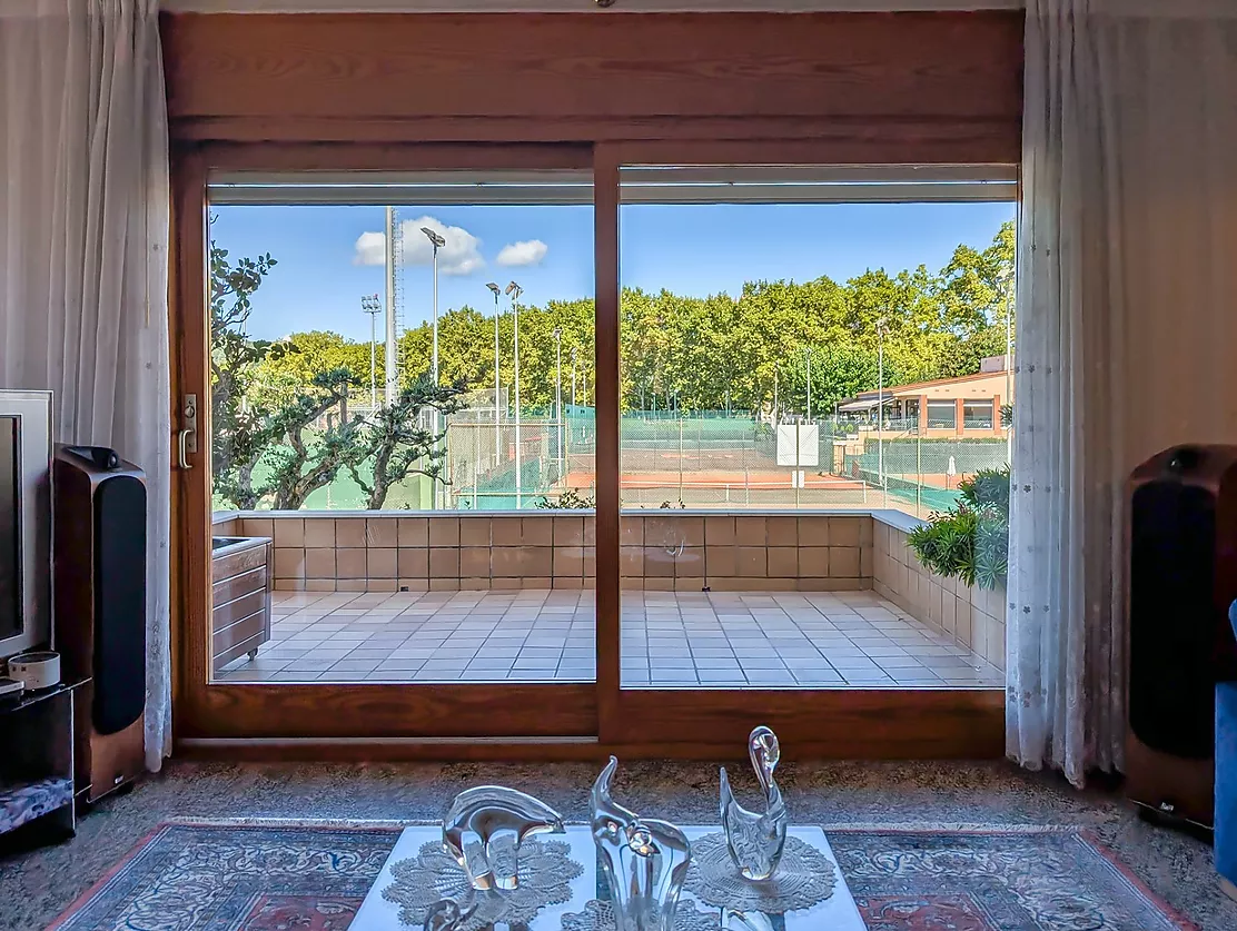 Exclusiva casa de lujo frente al lago de Banyoles con piscina y grandes espacios